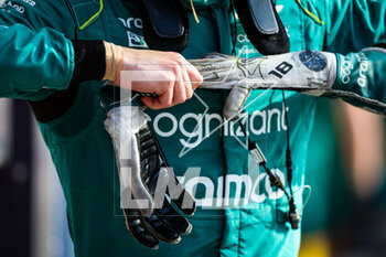2023-03-04 - STROLL Lance (can), Aston Martin F1 Team AMR23, focus on his injured hand during the Formula 1 Gulf Air Bahrain Grand Prix 2023, 1st round of the 2023 FIA Formula One World Championship from March 2 to 5, 2023 on the Bahrain International Circuit, in Sakhir, Bahrain - F1 - BAHRAIN GRAND PRIX 2023 - FORMULA 1 - MOTORS