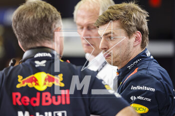 2023-03-04 - VERSTAPPEN Max (ned), Red Bull Racing RB19, portrait HORNER Christian (gbr), Team Principal of Red Bull Racing, portrait MARKO Helmut (aut), Drivers’ Manager of Red Bull Racing, portrait during the Formula 1 Gulf Air Bahrain Grand Prix 2023, 1st round of the 2023 FIA Formula One World Championship from March 2 to 5, 2023 on the Bahrain International Circuit, in Sakhir, Bahrain - F1 - BAHRAIN GRAND PRIX 2023 - FORMULA 1 - MOTORS