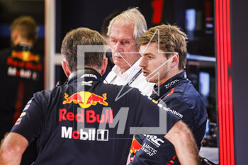 2023-03-04 - VERSTAPPEN Max (ned), Red Bull Racing RB19, portrait HORNER Christian (gbr), Team Principal of Red Bull Racing, portrait MARKO Helmut (aut), Drivers’ Manager of Red Bull Racing, portrait during the Formula 1 Gulf Air Bahrain Grand Prix 2023, 1st round of the 2023 FIA Formula One World Championship from March 2 to 5, 2023 on the Bahrain International Circuit, in Sakhir, Bahrain - F1 - BAHRAIN GRAND PRIX 2023 - FORMULA 1 - MOTORS
