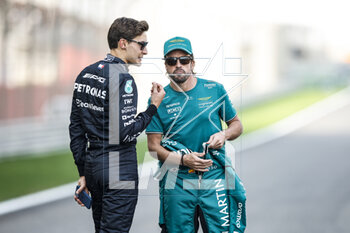 2023-03-05 - RUSSELL George (gbr), Mercedes AMG F1 Team W14, portrait ALONSO Fernando (spa), Aston Martin F1 Team AMR23, portrait during the Formula 1 Gulf Air Bahrain Grand Prix 2023, 1st round of the 2023 FIA Formula One World Championship from March 2 to 5, 2023 on the Bahrain International Circuit, in Sakhir, Bahrain - F1 - BAHRAIN GRAND PRIX 2023 - RACE - FORMULA 1 - MOTORS