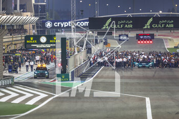 2023-03-05 - Starting grid with the Aston Martin safety car during the Formula 1 Gulf Air Bahrain Grand Prix 2023, 1st round of the 2023 FIA Formula One World Championship from March 2 to 5, 2023 on the Bahrain International Circuit, in Sakhir, Bahrain - F1 - BAHRAIN GRAND PRIX 2023 - RACE - FORMULA 1 - MOTORS