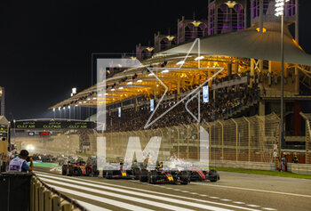 2023-03-05 - 01 VERSTAPPEN Max (nld), Red Bull Racing RB19, action, start with 11 PEREZ Sergio (mex), Red Bull Racing RB19 and 16 LECLERC Charles (mco), Scuderia Ferrari SF-23 during the Formula 1 Gulf Air Bahrain Grand Prix 2023, 1st round of the 2023 FIA Formula One World Championship from March 2 to 5, 2023 on the Bahrain International Circuit, in Sakhir, Bahrain - F1 - BAHRAIN GRAND PRIX 2023 - RACE - FORMULA 1 - MOTORS