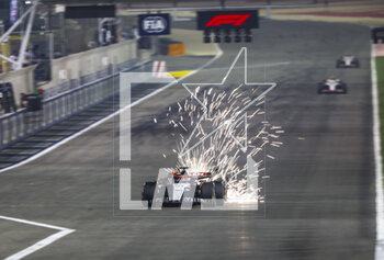 2023-03-05 - 21 DE VRIES Nyck (ned), Scuderia AlphaTauri AT04, action, sparks during the Formula 1 Gulf Air Bahrain Grand Prix 2023, 1st round of the 2023 FIA Formula One World Championship from March 2 to 5, 2023 on the Bahrain International Circuit, in Sakhir, Bahrain - F1 - BAHRAIN GRAND PRIX 2023 - RACE - FORMULA 1 - MOTORS