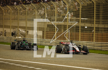 2023-03-05 - 20 MAGNUSSEN Kevin (den), Haas F1 Team VF-23 Ferrari, action with 63 RUSSELL George (gbr), Mercedes AMG F1 Team W14 during the Formula 1 Gulf Air Bahrain Grand Prix 2023, 1st round of the 2023 FIA Formula One World Championship from March 2 to 5, 2023 on the Bahrain International Circuit, in Sakhir, Bahrain - F1 - BAHRAIN GRAND PRIX 2023 - RACE - FORMULA 1 - MOTORS