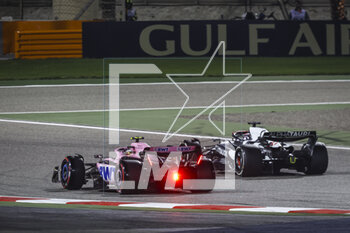 2023-03-05 - 10 GASLY Pierre (fra), Alpine F1 Team A523, action with 21 DE VRIES Nyck (ned), Scuderia AlphaTauri AT04 during the Formula 1 Gulf Air Bahrain Grand Prix 2023, 1st round of the 2023 FIA Formula One World Championship from March 2 to 5, 2023 on the Bahrain International Circuit, in Sakhir, Bahrain - F1 - BAHRAIN GRAND PRIX 2023 - RACE - FORMULA 1 - MOTORS