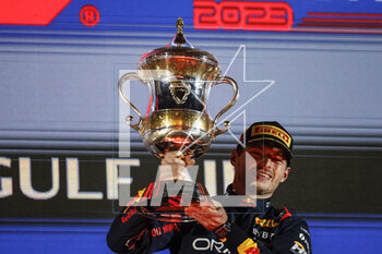 2023-03-05 - VERSTAPPEN Max (ned), Red Bull Racing RB19, portrait celebrates his victory with the trophy at the podium during the Formula 1 Gulf Air Bahrain Grand Prix 2023, 1st round of the 2023 FIA Formula One World Championship from March 2 to 5, 2023 on the Bahrain International Circuit, in Sakhir, Bahrain - F1 - BAHRAIN GRAND PRIX 2023 - RACE - FORMULA 1 - MOTORS