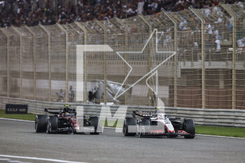 2023-03-05 - 24 ZHOU Guanyu (chi), Alfa Romeo F1 Team Stake C43, action 27 HULKENBERG Nico (ger), Haas F1 Team VF-23 Ferrari, action during the Formula 1 Gulf Air Bahrain Grand Prix 2023, 1st round of the 2023 FIA Formula One World Championship from March 2 to 5, 2023 on the Bahrain International Circuit, in Sakhir, Bahrain - F1 - BAHRAIN GRAND PRIX 2023 - RACE - FORMULA 1 - MOTORS