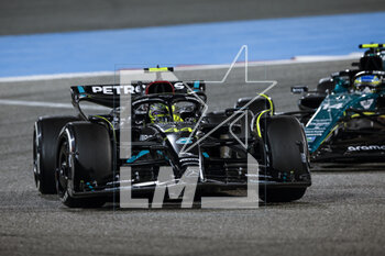 2023-03-05 - 44 HAMILTON Lewis (gbr), Mercedes AMG F1 Team W14, action 14 ALONSO Fernando (spa), Aston Martin F1 Team AMR23, action during the Formula 1 Gulf Air Bahrain Grand Prix 2023, 1st round of the 2023 FIA Formula One World Championship from March 2 to 5, 2023 on the Bahrain International Circuit, in Sakhir, Bahrain - F1 - BAHRAIN GRAND PRIX 2023 - RACE - FORMULA 1 - MOTORS