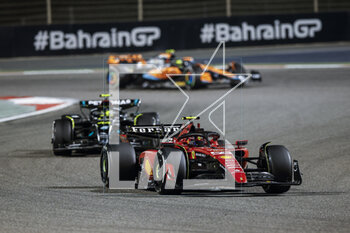 2023-03-05 - 55 SAINZ Carlos (spa), Scuderia Ferrari SF-23, action 44 HAMILTON Lewis (gbr), Mercedes AMG F1 Team W14, action during the Formula 1 Gulf Air Bahrain Grand Prix 2023, 1st round of the 2023 FIA Formula One World Championship from March 2 to 5, 2023 on the Bahrain International Circuit, in Sakhir, Bahrain - F1 - BAHRAIN GRAND PRIX 2023 - RACE - FORMULA 1 - MOTORS