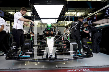 2023-03-05 - 63 RUSSELL George (gbr), Mercedes AMG F1 Team W14, action garage, box, during the Formula 1 Gulf Air Bahrain Grand Prix 2023, 1st round of the 2023 FIA Formula One World Championship from March 3 to 5, 2023 on the Bahrain International Circuit, in Sakhir, Bahrain - F1 - BAHRAIN GRAND PRIX 2023 - RACE - FORMULA 1 - MOTORS