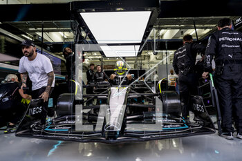 2023-03-05 - 44 HAMILTON Lewis (gbr), Mercedes AMG F1 Team W14, garage, box, during the Formula 1 Gulf Air Bahrain Grand Prix 2023, 1st round of the 2023 FIA Formula One World Championship from March 3 to 5, 2023 on the Bahrain International Circuit, in Sakhir, Bahrain - F1 - BAHRAIN GRAND PRIX 2023 - RACE - FORMULA 1 - MOTORS