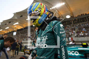 2023-03-05 - 14 ALONSO Fernando (spa), Aston Martin F1 Team AMR23, starting grid during the Formula 1 Gulf Air Bahrain Grand Prix 2023, 1st round of the 2023 FIA Formula One World Championship from March 3 to 5, 2023 on the Bahrain International Circuit, in Sakhir, Bahrain - F1 - BAHRAIN GRAND PRIX 2023 - RACE - FORMULA 1 - MOTORS