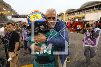 2023-03-05 - 14 ALONSO Fernando (spa), Aston Martin F1 Team AMR23, on the starting grid with STROLL Lawrence (can), Aston Martin F1 Team owner, during the Formula 1 Gulf Air Bahrain Grand Prix 2023, 1st round of the 2023 FIA Formula One World Championship from March 3 to 5, 2023 on the Bahrain International Circuit, in Sakhir, Bahrain - F1 - BAHRAIN GRAND PRIX 2023 - RACE - FORMULA 1 - MOTORS