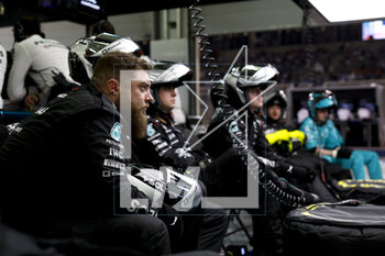 2023-03-05 - Mercedes AMG F1 Team mechanics during the Formula 1 Gulf Air Bahrain Grand Prix 2023, 1st round of the 2023 FIA Formula One World Championship from March 3 to 5, 2023 on the Bahrain International Circuit, in Sakhir, Bahrain - F1 - BAHRAIN GRAND PRIX 2023 - RACE - FORMULA 1 - MOTORS