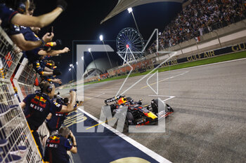 2023-03-05 - 01 VERSTAPPEN Max (nld), Red Bull Racing RB19, celebrating race win during the Formula 1 Gulf Air Bahrain Grand Prix 2023, 1st round of the 2023 FIA Formula One World Championship from March 3 to 5, 2023 on the Bahrain International Circuit, in Sakhir, Bahrain - F1 - BAHRAIN GRAND PRIX 2023 - RACE - FORMULA 1 - MOTORS