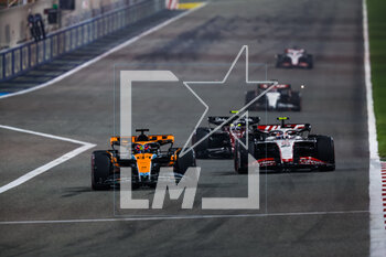 2023-03-05 - 81 PIASTRI Oscar (aus), McLaren F1 Team MCL60, 27 HULKENBERG Nico (ger), Haas F1 Team VF-23 Ferrari, action during the Formula 1 Gulf Air Bahrain Grand Prix 2023, 1st round of the 2023 FIA Formula One World Championship from March 3 to 5, 2023 on the Bahrain International Circuit, in Sakhir, Bahrain - F1 - BAHRAIN GRAND PRIX 2023 - RACE - FORMULA 1 - MOTORS