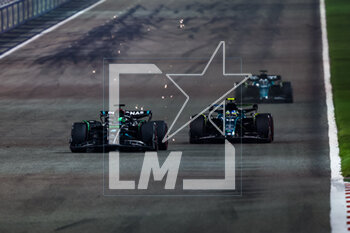 2023-03-05 - 63 RUSSELL George (gbr), Mercedes AMG F1 Team W14, 14 ALONSO Fernando (spa), Aston Martin F1 Team AMR23, action during the Formula 1 Gulf Air Bahrain Grand Prix 2023, 1st round of the 2023 FIA Formula One World Championship from March 3 to 5, 2023 on the Bahrain International Circuit, in Sakhir, Bahrain - F1 - BAHRAIN GRAND PRIX 2023 - RACE - FORMULA 1 - MOTORS