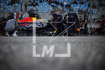 2023-03-05 - 01 VERSTAPPEN Max (nld), Red Bull Racing RB19, mechanic, mecanicien, mechanics during the Formula 1 Gulf Air Bahrain Grand Prix 2023, 1st round of the 2023 FIA Formula One World Championship from March 2 to 5, 2023 on the Bahrain International Circuit, in Sakhir, Bahrain - F1 - BAHRAIN GRAND PRIX 2023 - RACE - FORMULA 1 - MOTORS