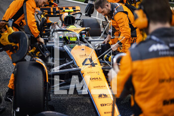 2023-03-05 - 04 NORRIS Lando (gbr), McLaren F1 Team MCL60, mechanic, mecanicien, mechanics during the Formula 1 Gulf Air Bahrain Grand Prix 2023, 1st round of the 2023 FIA Formula One World Championship from March 2 to 5, 2023 on the Bahrain International Circuit, in Sakhir, Bahrain - F1 - BAHRAIN GRAND PRIX 2023 - RACE - FORMULA 1 - MOTORS