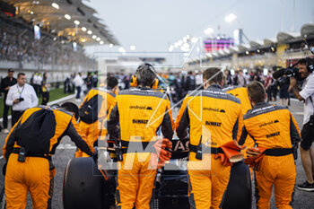 2023-03-05 - McLaren F1 Team mechanic, mecanicien, mechanics during the Formula 1 Gulf Air Bahrain Grand Prix 2023, 1st round of the 2023 FIA Formula One World Championship from March 2 to 5, 2023 on the Bahrain International Circuit, in Sakhir, Bahrain - F1 - BAHRAIN GRAND PRIX 2023 - RACE - FORMULA 1 - MOTORS