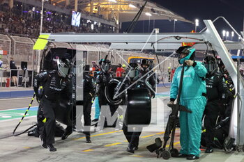 2023-03-05 - Mercedes AMG F1 Team mechanics at pitstop during the Formula 1 Gulf Air Bahrain Grand Prix 2023, 1st round of the 2023 FIA Formula One World Championship from March 3 to 5, 2023 on the Bahrain International Circuit, in Sakhir, Bahrain - F1 - BAHRAIN GRAND PRIX 2023 - RACE - FORMULA 1 - MOTORS