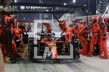 2023-03-05 - 16 LECLERC Charles (mco), Scuderia Ferrari SF-23, action pitstop during the Formula 1 Gulf Air Bahrain Grand Prix 2023, 1st round of the 2023 FIA Formula One World Championship from March 3 to 5, 2023 on the Bahrain International Circuit, in Sakhir, Bahrain - F1 - BAHRAIN GRAND PRIX 2023 - RACE - FORMULA 1 - MOTORS