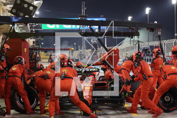 2023-03-05 - 55 SAINZ Carlos (spa), Scuderia Ferrari SF-23, action pitstop during the Formula 1 Gulf Air Bahrain Grand Prix 2023, 1st round of the 2023 FIA Formula One World Championship from March 3 to 5, 2023 on the Bahrain International Circuit, in Sakhir, Bahrain - F1 - BAHRAIN GRAND PRIX 2023 - RACE - FORMULA 1 - MOTORS