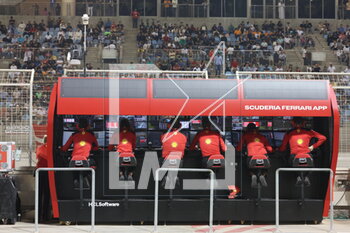 2023-03-05 - Scuderia Ferrari engineers on the pitwall during the Formula 1 Gulf Air Bahrain Grand Prix 2023, 1st round of the 2023 FIA Formula One World Championship from March 3 to 5, 2023 on the Bahrain International Circuit, in Sakhir, Bahrain - F1 - BAHRAIN GRAND PRIX 2023 - RACE - FORMULA 1 - MOTORS