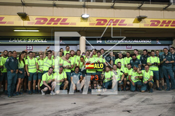 2023-03-05 - ALONSO Fernando (spa), Aston Martin F1 Team AMR23, portrait celebrates his podium with the team during the Formula 1 Gulf Air Bahrain Grand Prix 2023, 1st round of the 2023 FIA Formula One World Championship from March 2 to 5, 2023 on the Bahrain International Circuit, in Sakhir, Bahrain - F1 - BAHRAIN GRAND PRIX 2023 - RACE - FORMULA 1 - MOTORS