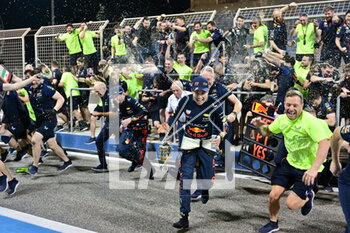 2023-03-05 - VERSTAPPEN Max (ned), Red Bull Racing RB19, and PEREZ Sergio (mex), Red Bull Racing RB19, celebrating race win with the team during the Formula 1 Gulf Air Bahrain Grand Prix 2023, 1st round of the 2023 FIA Formula One World Championship from March 3 to 5, 2023 on the Bahrain International Circuit, in Sakhir, Bahrain - F1 - BAHRAIN GRAND PRIX 2023 - RACE - FORMULA 1 - MOTORS