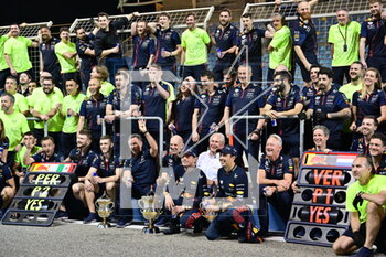 2023-03-05 - VERSTAPPEN Max (ned), Red Bull Racing RB19, and PEREZ Sergio (mex), Red Bull Racing RB19, celebrating race win with the team during the Formula 1 Gulf Air Bahrain Grand Prix 2023, 1st round of the 2023 FIA Formula One World Championship from March 3 to 5, 2023 on the Bahrain International Circuit, in Sakhir, Bahrain - F1 - BAHRAIN GRAND PRIX 2023 - RACE - FORMULA 1 - MOTORS