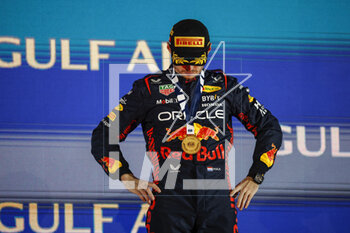 2023-03-05 - VERSTAPPEN Max (ned), Red Bull Racing RB19, portrait with FIA gold medal at the podium during the Formula 1 Gulf Air Bahrain Grand Prix 2023, 1st round of the 2023 FIA Formula One World Championship from March 2 to 5, 2023 on the Bahrain International Circuit, in Sakhir, Bahrain - F1 - BAHRAIN GRAND PRIX 2023 - RACE - FORMULA 1 - MOTORS