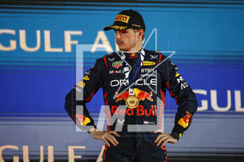 2023-03-05 - VERSTAPPEN Max (ned), Red Bull Racing RB19, portrait with FIA gold medal at the podium during the Formula 1 Gulf Air Bahrain Grand Prix 2023, 1st round of the 2023 FIA Formula One World Championship from March 2 to 5, 2023 on the Bahrain International Circuit, in Sakhir, Bahrain - F1 - BAHRAIN GRAND PRIX 2023 - RACE - FORMULA 1 - MOTORS