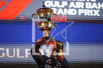 2023-03-05 - VERSTAPPEN Max (ned), Red Bull Racing RB19, portrait celebrates the victory with his trophy at the podium during the Formula 1 Gulf Air Bahrain Grand Prix 2023, 1st round of the 2023 FIA Formula One World Championship from March 2 to 5, 2023 on the Bahrain International Circuit, in Sakhir, Bahrain - F1 - BAHRAIN GRAND PRIX 2023 - RACE - FORMULA 1 - MOTORS