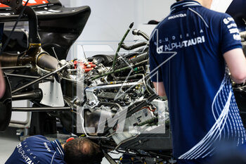 18/03/2023 - Scuderia AlphaTauri AT04, mechanics working on the engine, gearbox and electronic system in the garage during the Formula 1 STC Saudi Arabian Grand Prix 2023, 2nd round of the 2023 Formula One World Championship from March 17 to 19, 2023 on the Jeddah Corniche Circuit, in Jeddah, Saudi Arabia - F1 - SAUDI ARABIAN GRAND PRIX 2023 - FORMULA 1 - MOTORI