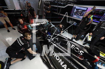 18/03/2023 - Mercedes AMG F1 Team mechanics in the garage during the Formula 1 STC Saudi Arabian Grand Prix 2023, 2nd round of the 2023 Formula One World Championship from March 17 to 19, 2023 on the Jeddah Corniche Circuit, in Jeddah, Saudi Arabia - F1 - SAUDI ARABIAN GRAND PRIX 2023 - FORMULA 1 - MOTORI