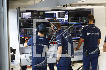 18/03/2023 - DE VRIES Nyck (ned), Scuderia AlphaTauri AT04, with his engineer looking at data on the screen during the Formula 1 STC Saudi Arabian Grand Prix 2023, 2nd round of the 2023 Formula One World Championship from March 17 to 19, 2023 on the Jeddah Corniche Circuit, in Jeddah, Saudi Arabia - F1 - SAUDI ARABIAN GRAND PRIX 2023 - FORMULA 1 - MOTORI