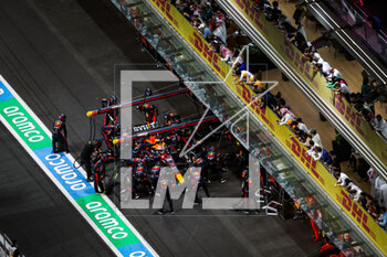 2023-03-19 - 01 VERSTAPPEN Max (nld), Red Bull Racing RB19, action pitstop during the Formula 1 STC Saudi Arabian Grand Prix 2023, 2nd round of the 2023 Formula One World Championship from March 17 to 19, 2023 on the Jeddah Corniche Circuit, in Jeddah, Saudi Arabia - F1 - SAUDI ARABIAN GRAND PRIX 2023 - RACE - FORMULA 1 - MOTORS