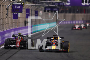 2023-03-19 - 01 VERSTAPPEN Max (nld), Red Bull Racing RB19, action 24 ZHOU Guanyu (chi), Alfa Romeo F1 Team Stake C43, action during the Formula 1 STC Saudi Arabian Grand Prix 2023, 2nd round of the 2023 Formula One World Championship from March 17 to 19, 2023 on the Jeddah Corniche Circuit, in Jeddah, Saudi Arabia - F1 - SAUDI ARABIAN GRAND PRIX 2023 - RACE - FORMULA 1 - MOTORS