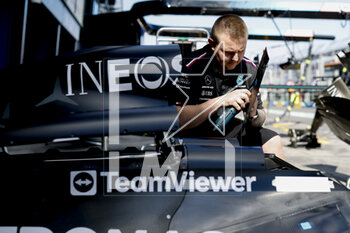 2023-03-30 - Mercedes AMG F1 Team mechanic, mecanicien, mechanics during the Formula 1 Rolex Australian Grand Prix 2023, 3rd round of the 2023 Formula One World Championship from March 31 to April 2, 2023 on the Albert Park Circuit, in Melbourne, Australia - F1 - AUSTRALIAN GRAND PRIX 2023 - FORMULA 1 - MOTORS