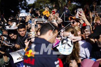 2023-03-31 - RICCIARDO Daniel (aus), Red Bull Racing Reserve Driver, portrait spectators, fans during the Formula 1 Rolex Australian Grand Prix 2023, 3rd round of the 2023 Formula One World Championship from March 31 to April 2, 2023 on the Albert Park Circuit, in Melbourne, Australia - F1 - AUSTRALIAN GRAND PRIX 2023 - FORMULA 1 - MOTORS