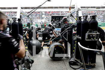 2023-03-31 - 63 RUSSELL George (gbr), Mercedes AMG F1 Team W14, action pitstop during the Formula 1 Rolex Australian Grand Prix 2023, 3rd round of the 2023 Formula One World Championship from March 31 to April 2, 2023 on the Albert Park Circuit, in Melbourne, Australia - F1 - AUSTRALIAN GRAND PRIX 2023 - FORMULA 1 - MOTORS