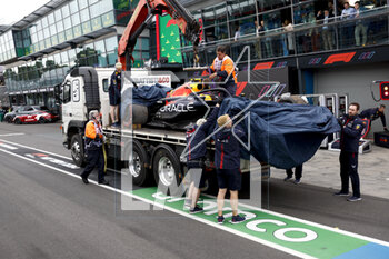 2023-04-01 - 11 PEREZ Sergio (mex), Red Bull Racing RB19, crash, accident, during the Formula 1 Rolex Australian Grand Prix 2023, 3rd round of the 2023 Formula One World Championship from March 31 to April 2, 2023 on the Albert Park Circuit, in Melbourne, Australia - F1 - AUSTRALIAN GRAND PRIX 2023 - FORMULA 1 - MOTORS