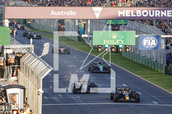 2023-04-02 - Race finish line, arrivee, 01 VERSTAPPEN Max (nld), Red Bull Racing RB19, action 44 HAMILTON Lewis (gbr), Mercedes AMG F1 Team W14, action 14 ALONSO Fernando (spa), Aston Martin F1 Team AMR23, action during the Formula 1 Rolex Australian Grand Prix 2023, 3rd round of the 2023 Formula One World Championship from March 31 to April 2, 2023 on the Albert Park Circuit, in Melbourne, Australia - F1 - AUSTRALIAN GRAND PRIX 2023 - RACE - FORMULA 1 - MOTORS