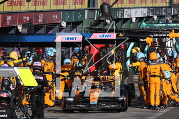 2023-04-02 - 81 PIASTRI Oscar (aus), McLaren F1 Team MCL60, action pitlane pitstop during the Formula 1 Rolex Australian Grand Prix 2023, 3rd round of the 2023 Formula One World Championship from March 31 to April 2, 2023 on the Albert Park Circuit, in Melbourne, Australia - F1 - AUSTRALIAN GRAND PRIX 2023 - RACE - FORMULA 1 - MOTORS