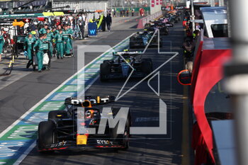 2023-04-02 - 01 VERSTAPPEN Max (nld), Red Bull Racing RB19, action 44 HAMILTON Lewis (gbr), Mercedes AMG F1 Team W14, action pitlane, during the Formula 1 Rolex Australian Grand Prix 2023, 3rd round of the 2023 Formula One World Championship from March 31 to April 2, 2023 on the Albert Park Circuit, in Melbourne, Australia - F1 - AUSTRALIAN GRAND PRIX 2023 - RACE - FORMULA 1 - MOTORS