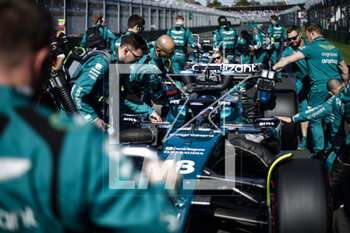 2023-04-02 - 18 STROLL Lance (can), Aston Martin F1 Team AMR23, mechanic, mecanicien, mechanics during the Formula 1 Rolex Australian Grand Prix 2023, 3rd round of the 2023 Formula One World Championship from March 31 to April 2, 2023 on the Albert Park Circuit, in Melbourne, Australia - F1 - AUSTRALIAN GRAND PRIX 2023 - RACE - FORMULA 1 - MOTORS