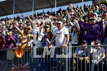 2023-04-02 - spectators, fans during the Formula 1 Rolex Australian Grand Prix 2023, 3rd round of the 2023 Formula One World Championship from March 31 to April 2, 2023 on the Albert Park Circuit, in Melbourne, Australia - F1 - AUSTRALIAN GRAND PRIX 2023 - RACE - FORMULA 1 - MOTORS
