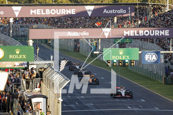 2023-04-02 - finish line, arrivee, 27 81 PIASTRI Oscar (aus), McLaren F1 Team MCL60, action 24 ZHOU Guanyu (chi), Alfa Romeo F1 Team Stake C43, action during the Formula 1 Rolex Australian Grand Prix 2023, 3rd round of the 2023 Formula One World Championship from March 31 to April 2, 2023 on the Albert Park Circuit, in Melbourne, Australia - F1 - AUSTRALIAN GRAND PRIX 2023 - RACE - FORMULA 1 - MOTORS