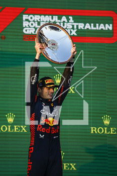 2023-04-02 - VERSTAPPEN Max (ned), Red Bull Racing RB19, portrait podium trophy during the Formula 1 Rolex Australian Grand Prix 2023, 3rd round of the 2023 Formula One World Championship from March 31 to April 2, 2023 on the Albert Park Circuit, in Melbourne, Australia - F1 - AUSTRALIAN GRAND PRIX 2023 - RACE - FORMULA 1 - MOTORS